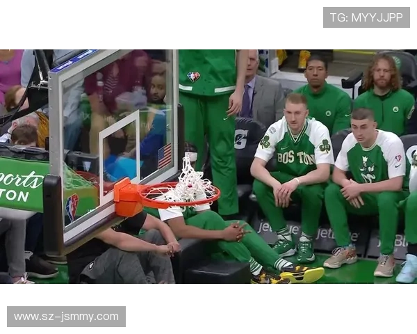 莱夫利传球失误瞬间布朗灵活变向强势暴扣展现绝佳个人能力